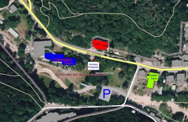 Eine übersichtliche Karte zeigt verschiedene Standorte in einem Waldgebiet. Zu den markierten Punkten gehören ein Parkplatz, ein Restaurant und ein Gästehaus.