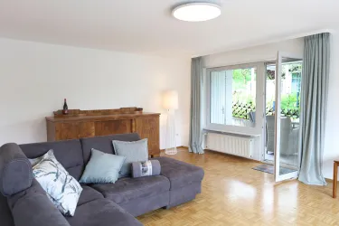 Wohnzimmer mit Blick auf Terrasse (© Jugendstilhotel Trifels, Fotograph Iversen)