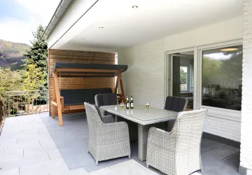 Terrasse möbliert mit Sitzschaukel (© Jugendstilhotel Trifels, Fotograph Iversen)