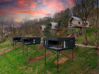 Bergchalet auf Stelzen (© Jugendstilhotel Trifels, Fotograph Iversen)