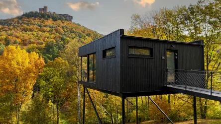 Bergchalet mit Trifels (© Jugendstilhotel Trifels, Fotograph Iversen)