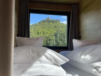 Schlafen mit Trifelsblick (© Jugendstilhotel Trifels)