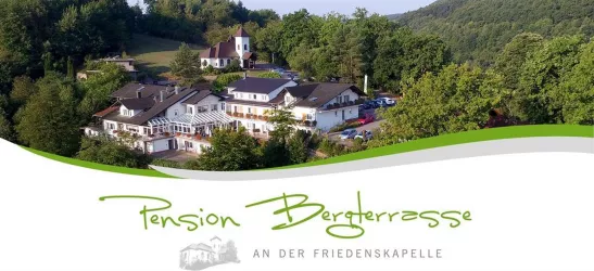 Hausansicht mit Logo (© Fam. Michel)