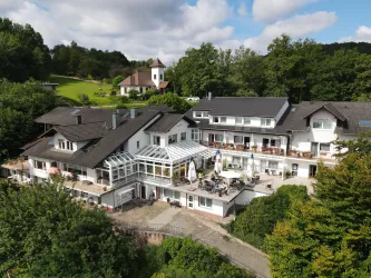 Hausansicht mit Kapelle