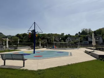 Kleinkindbereich mit Wasserspielplatz (© Verein SÜW Annweiler e.V.)
