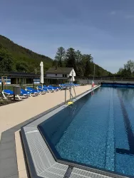 Schwimmerbecken mit Liegemöglichkeit (© Verein SÜW Annweiler e.V.)