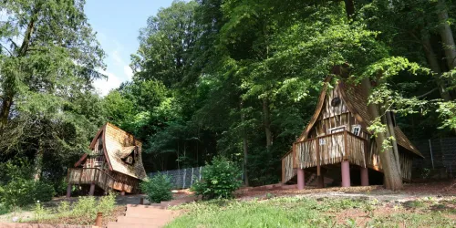 Hexenhäuser im Park (© Jugendstilhotel Trifels)