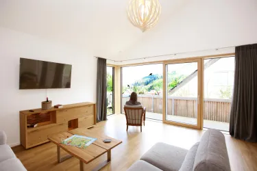 Wohnzimmer mit Blick auf Balkon (© Jugendstilhotel Trifels, Fotograph Iversen)