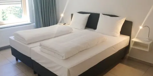 Schlafzimmer2a (© Jugendstilhotel Trifels)
