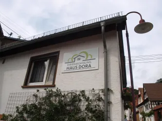 Haus mit Logo (© Siegbert Martel)
