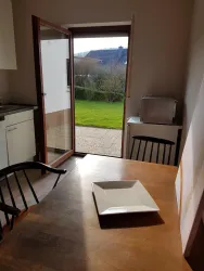 Tisch mit Blick auf Garten (© Klaus Tscheres)
