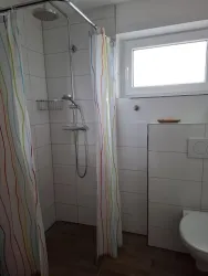 Badezimmer mit Dusche