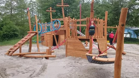 Spielplatz "Schiff" im Waldschwimmbad (© VG Kandel)