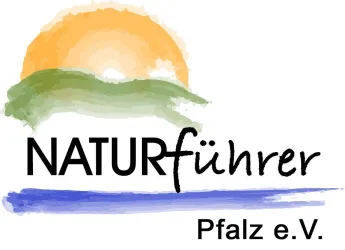 Ein Logo mit der Aufschrift "NATURführer" in schwarzer Schrift. Im Hintergrund sind ein Sonnenmotiv und sanfte Hügel in grünen und blauen Farbtönen zu sehen.