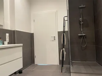 Eine große Walk-in-Dusche mit Regenbrause lässt Sie gut in den Tag starten.