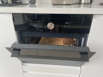 Ein Backofen mit Mikrowellenfunktion steht Ihnen ebenfalls zur Verfügung.