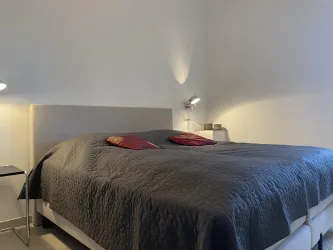 Schlafen Sie im großen Boxspringbett.