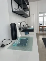 Eine moderne Küchenzeile bietet Ihnen die Möglichkeit, sich bei Bedarf zu versorgen.