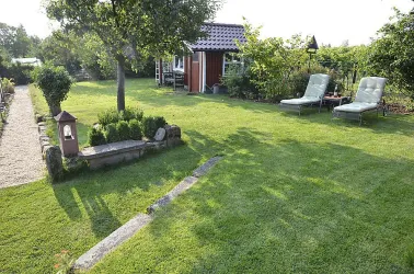 Garten mit Liegestühlen direkt am Rebenmeer