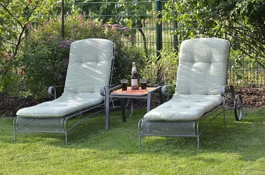 Garten mit Liegestühlen direkt am Rebenmeer
