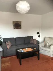 Gemütliches Sofa und Sessel zum Erholen