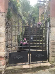 Ein Schritt durch unser Tor, einige Treppen-Stufen nach oben - und der Urlaub kann beginnen....