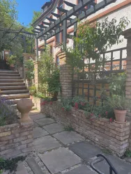 Gartenweg mit Pflanzen und Blumen