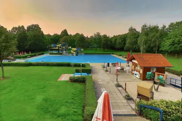 Liegewiese und Poolbar (© VGOG, Horst Bullacher)