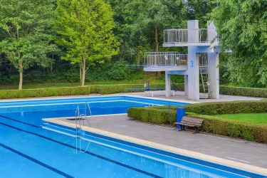 Schwimmerbecken mit Sprungturm (© VGOG, Robert Längler)