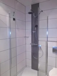 Bodenebene Dusche mit Glaswänden