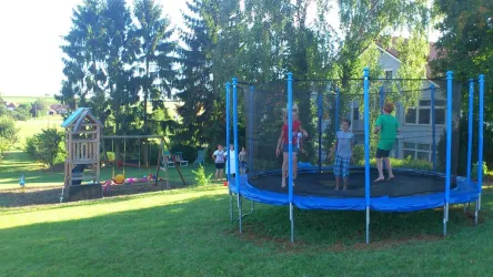 Trampolin (© www.eichenhof-pfalz.de)