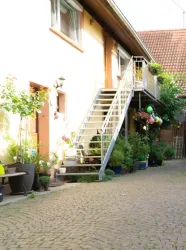 Treppenaufgang vom Innenhof zur Ferienwohnung