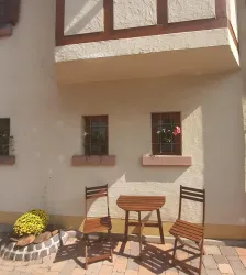 Sitzmöglichkeit vor dem Haus (© Cacereri-Dhom)