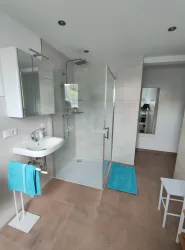 Badezimmer mit Dusche