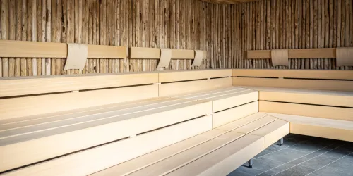 Waldsauna mit Kastanienholz