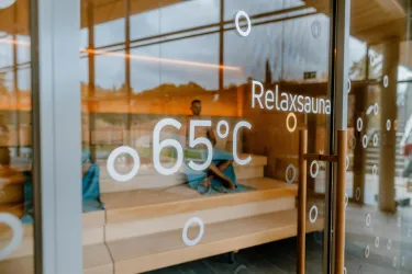 Eine entspannende Relaxsauna mit einer Temperatur von 65°C. Die Holzliegebereiche laden zum Ausruhen und Entspannen ein.