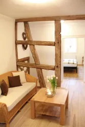 Wohnbereich mit Blick ins Schlafzimmer