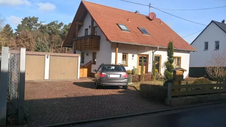 Parkplatz im Hof (© Claudia Noll)