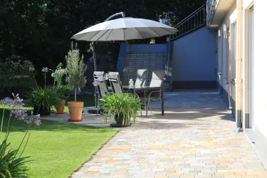 Die Terrasse der Wohlfühl-Fewo (© Simone Te-Strote)
