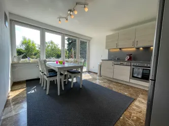 Küche mit Zugang zur Terrasse/zum Garten (© Simone Te-Strote)