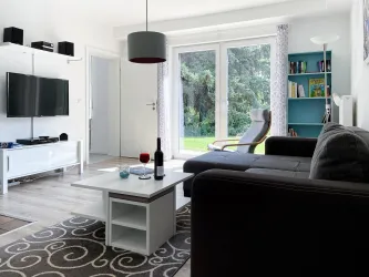Wohnzimmer mit Zugang zum Garten (© Simone Te-Strote)