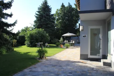 Eingang zur Wohlfühl-Fewo und Garten mit Terrasse (© Simone Te-Strote)