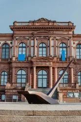 Skulptur vor dem mpk (© Thomas Linkel)