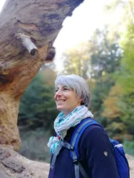 Britta Kollmann unter einem  Baum