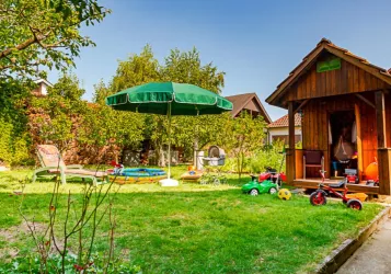 Garten mit Kinderspielgeräten