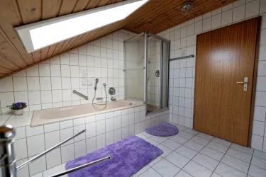 Badezimmer - Badewanne und Dusche