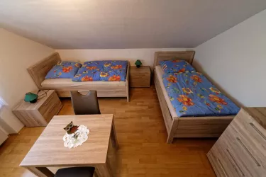 Schlafzimmer mit getrennten Betten