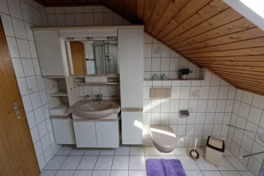 Badezimmer - Waschbecken und Toilette