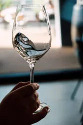 Weinglas1 (© Timo Hof)