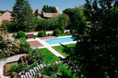 Blick auf Garten und Pool